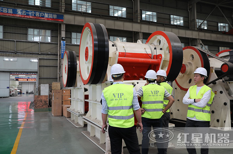 客戶來(lái)廠考察顎式破碎機(jī)設(shè)備