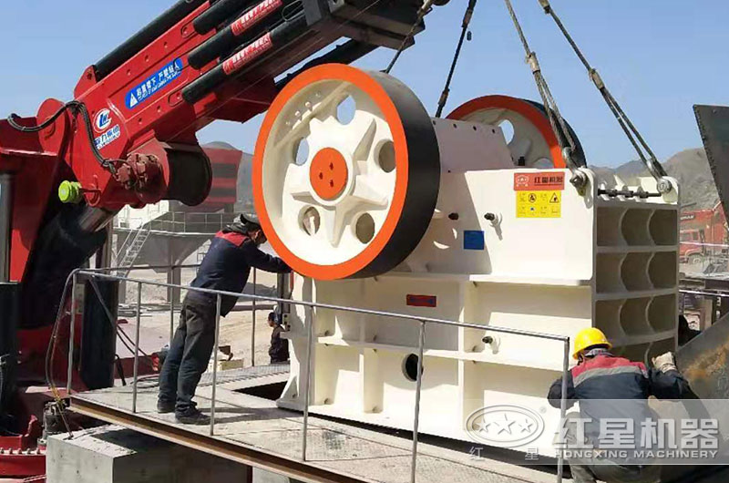 顎式破碎機(jī)安裝現(xiàn)場(chǎng)