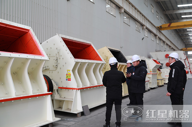 客戶來廠考察錘破機