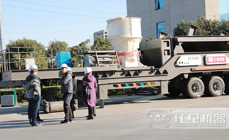 車(chē)載式移動(dòng)破碎機(jī)用戶來(lái)廠參觀選購(gòu)