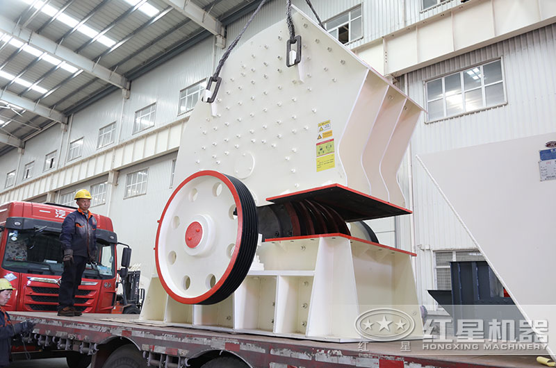 大型錘式破碎機(jī)裝車，準(zhǔn)備發(fā)往新鄉(xiāng)