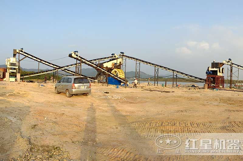 制砂機(jī)、鄂式破碎機(jī)現(xiàn)場聯(lián)合作業(yè)