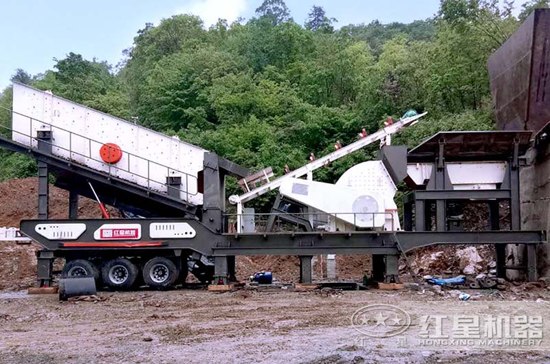 車載碎石機械設(shè)備作業(yè)現(xiàn)場