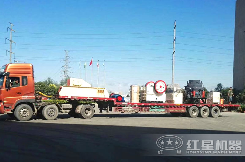 小型石子破碎機(jī)裝車(chē)，發(fā)往遼寧