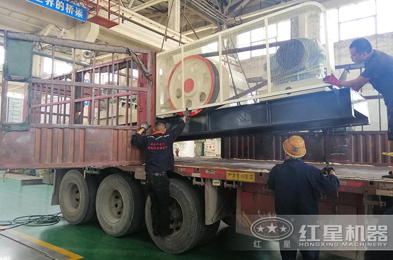 對輥式粉碎機裝車，準備發(fā)貨