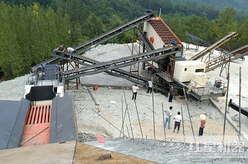 江蘇客戶車載移動(dòng)石料破碎機(jī)生產(chǎn)現(xiàn)場