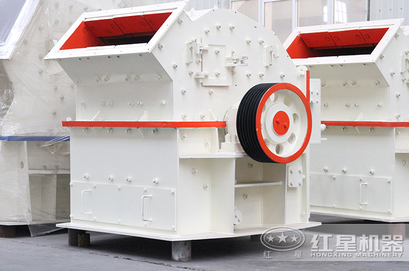 小型石料制沙機(jī)_細(xì)碎機(jī)車(chē)間實(shí)拍圖