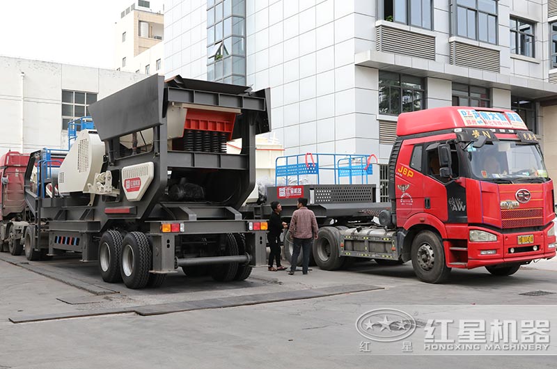 紅星車載一體式移動(dòng)石子粉碎機(jī)發(fā)貨現(xiàn)場(chǎng)圖