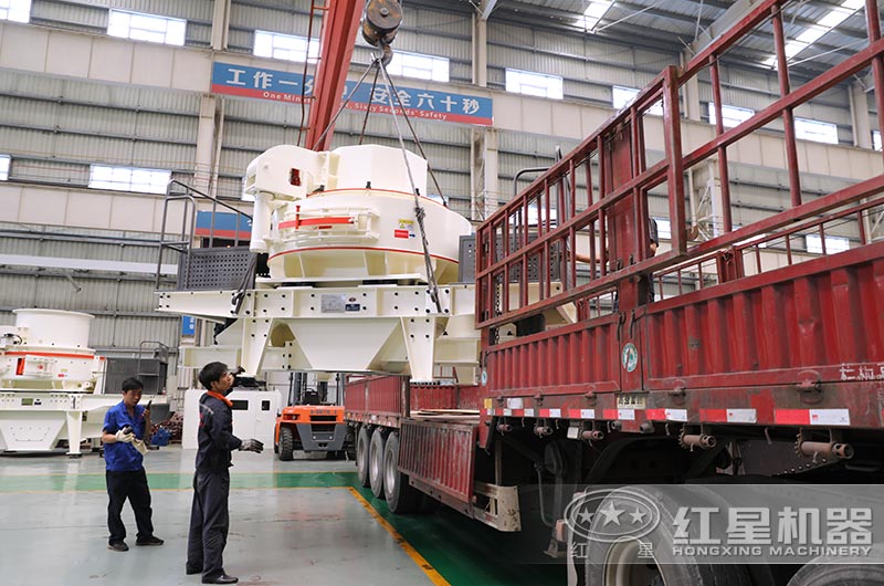 紅星石頭碎石機(jī)裝車準(zhǔn)備發(fā)往甘肅