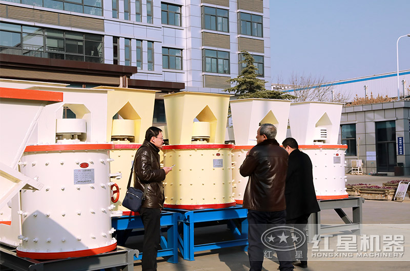 客戶來紅星廠區(qū)參觀，近距離了解小型制砂機(jī)