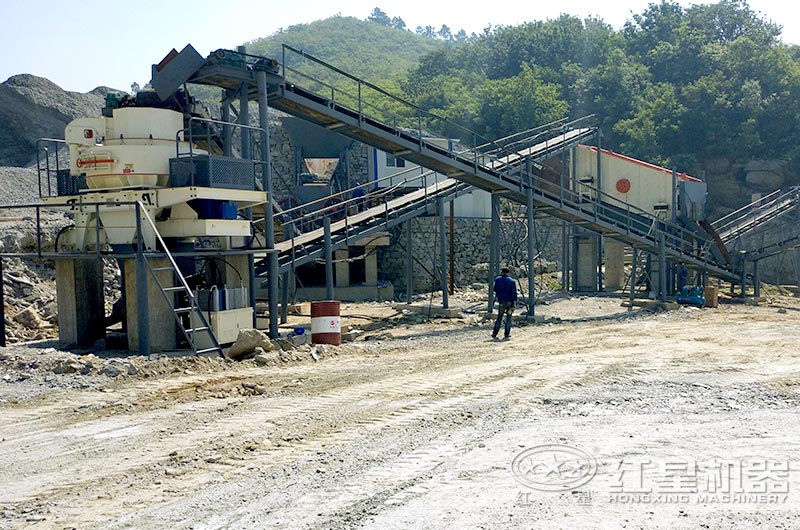 湖北廣水機(jī)制砂生產(chǎn)線一角，近距離觀看制砂機(jī)